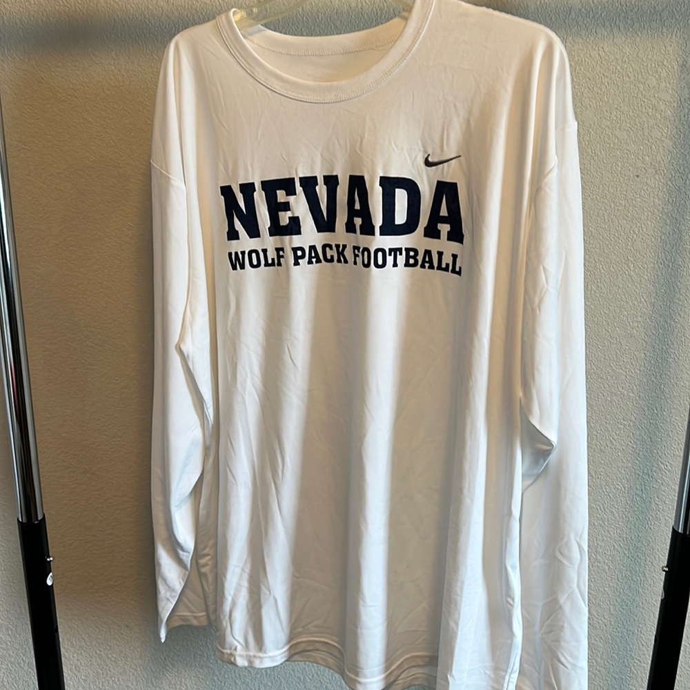 NWOT Nike Men’s Nevada Wolfpack Football long sleeve DriFit T-shirt